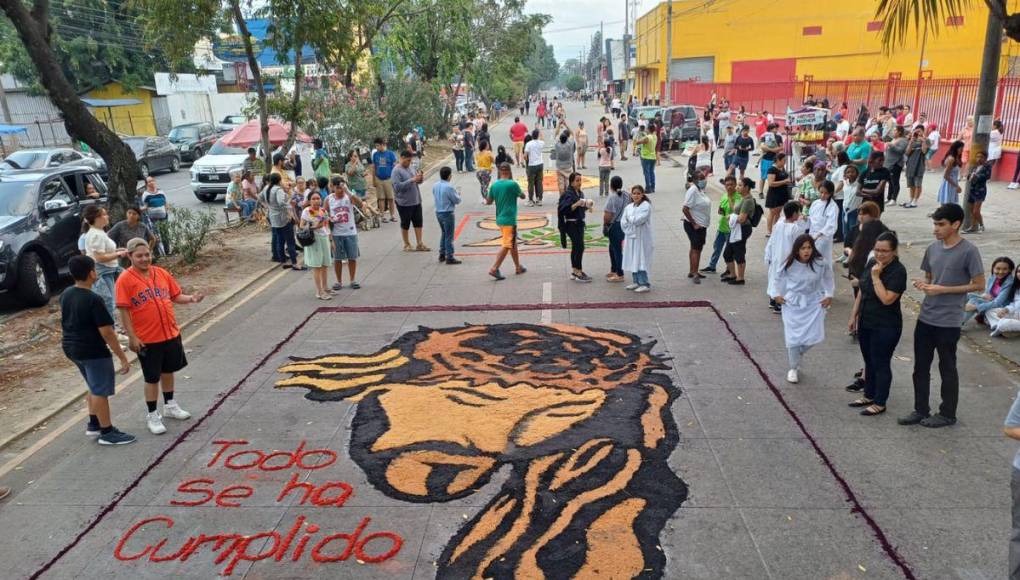 Familias de algunas comunidades católicas de San Pedro Sula mantienen viva la tradición de elaborar las alfombras de aserrín dedicadas a la Pasión y Muerte de Jesús