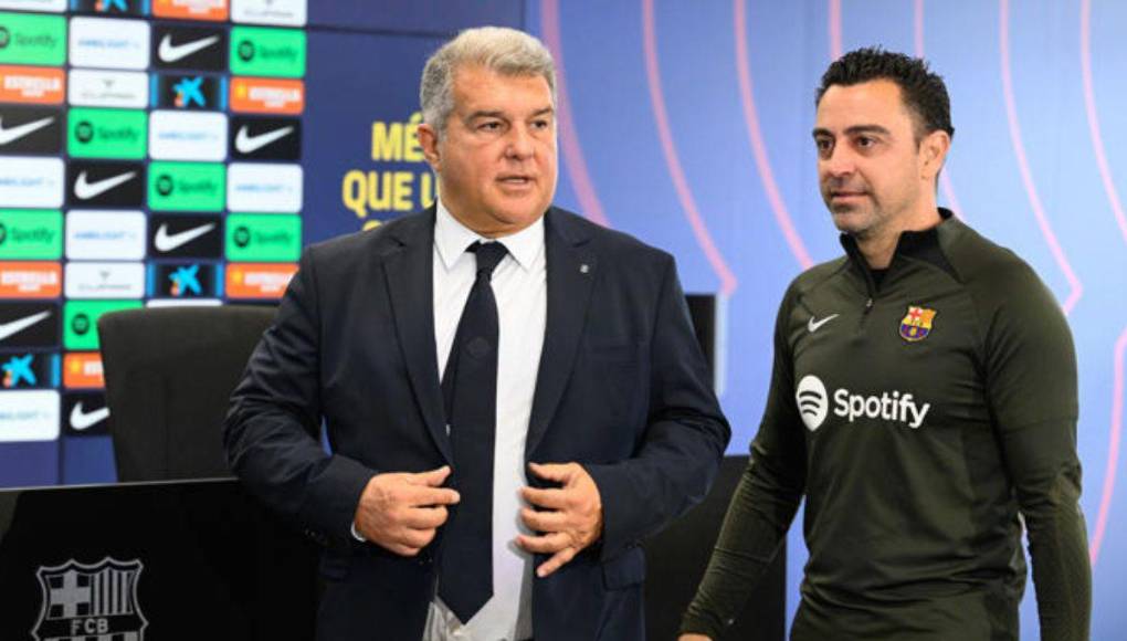 Tres gotas colmaron el vaso de la paciencia de Laporta en la rueda de prensa de Xavi previa al partido del Almería y que generaron un enfado tal que provocó un terremoto que amenaza con romper la foto del abrazo del pasado 25 de abril en la que se escenificó la continuidad del técnico, que había dimitido en diferido en enero.