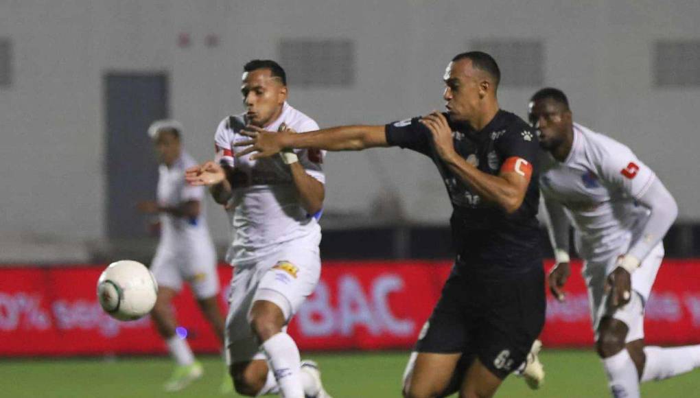 Edwin Rodríguez fue expulsado a los 35 minutos tras una agresión al zaguero central Devron García. Al volante no le gustó una falta recibida y se las desquitó con un manotazo.