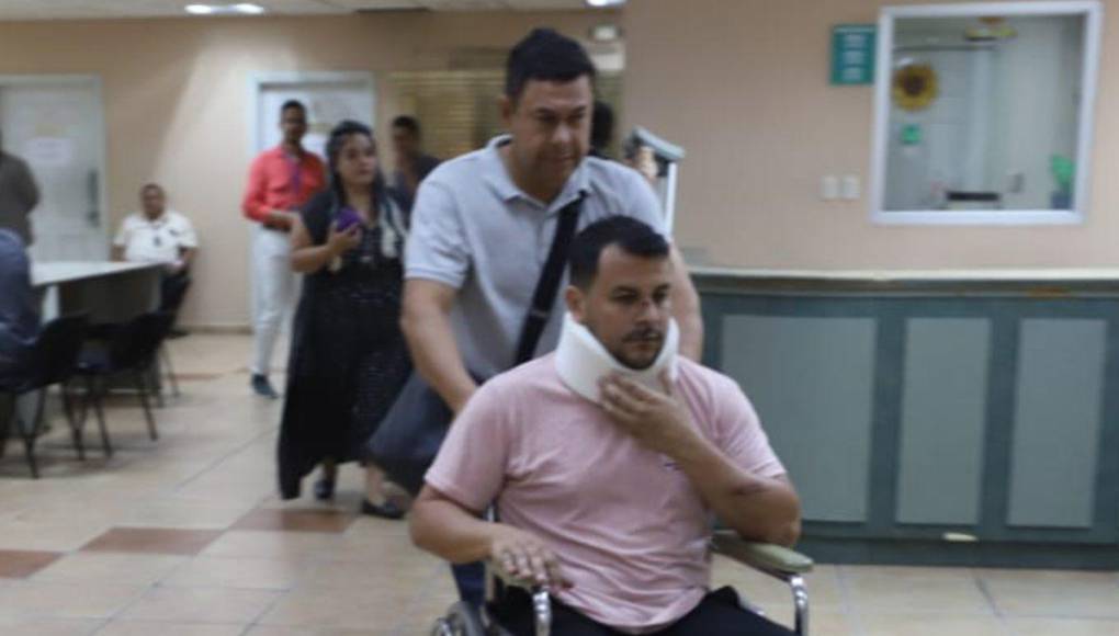 El exfutbolista Rubén Matamoros ingresó a los Juzgados para dar declaraciones del fatal accidente que le arrebató la vida de su esposa e hijo.
