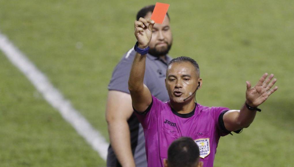 Melvin Matamoros se vio en la necesidad de sacar varias tarjetas rojas.