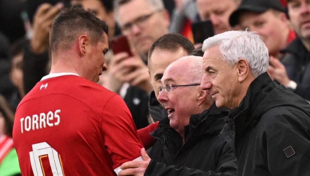 Fernando Torres estuvo presente en el juego y compartió con el entrenador sueco.