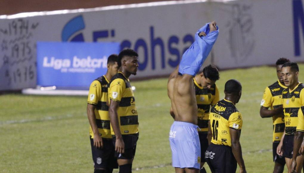 Real España ya había agotado sus cambios por lo que se tuvo que ponerse un jugador de campo en la portería del cuadro aurinegro.