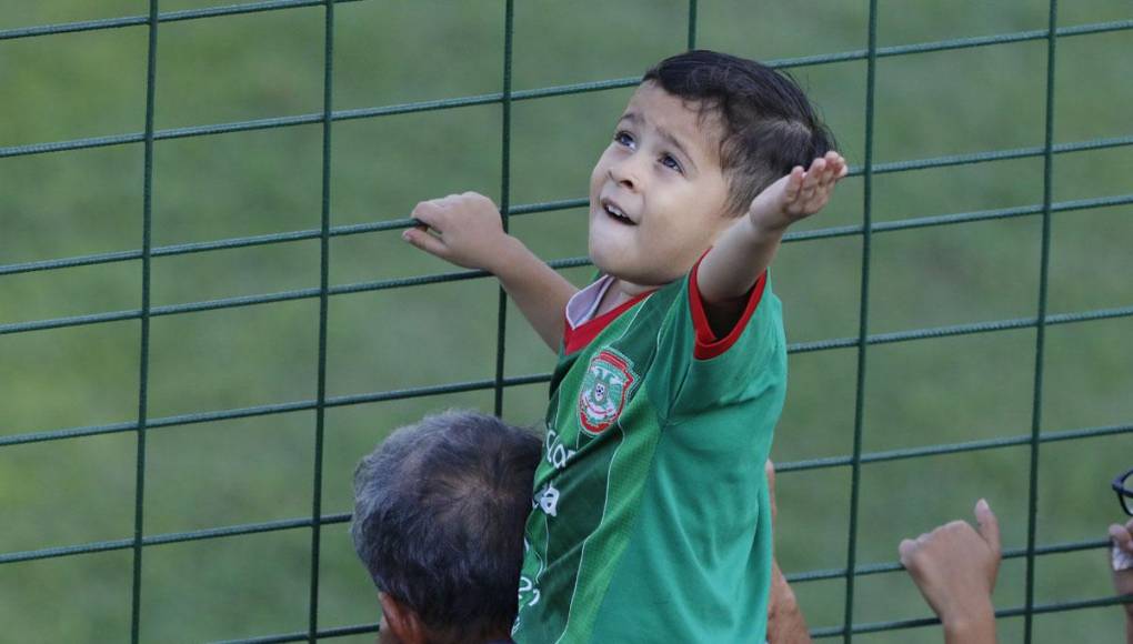 Uno de los niños que disfrutó junto a su familia el triunfo del Marathón.