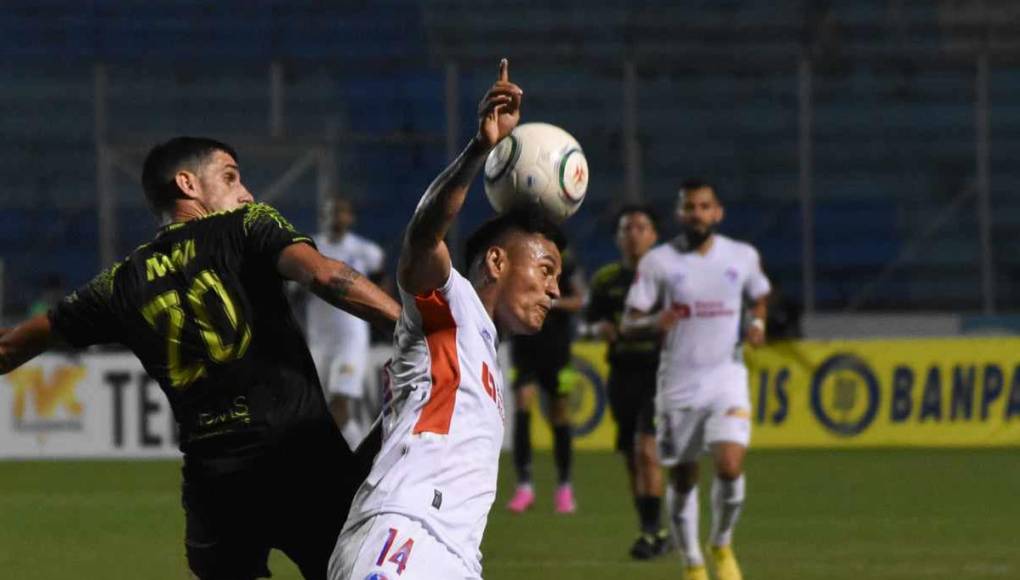 Olimpia empató 0-0 ante Olancho FC en un accidentado juego. Andy Nájar hizo su debut en Tegucigalpa como jugador del equipo albo y recibió una tarjeta amarilla en la primera parte.