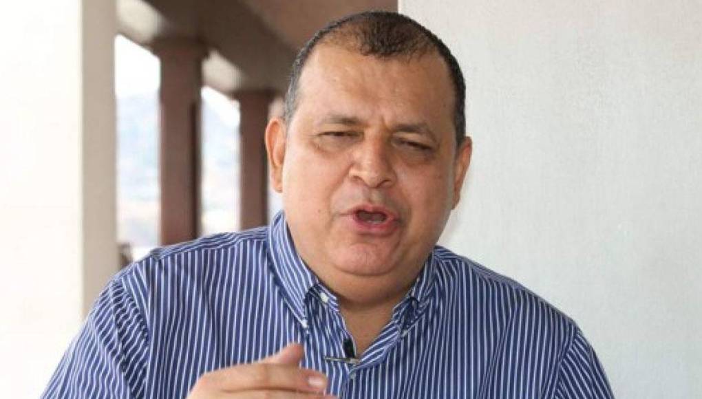 “Quiero saludar a la compañera talentosa y guapa, Melissa Andino, quien pronto va a contraer matrimonio conmigo, así que muchas felicidades para ella en este día tan especial”, notificó Orlando Ponce Morazán.