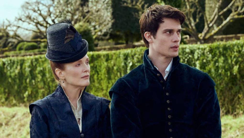 Para quienes hayan quedado flechadas con el encanto y talento del nuevo príncipe de Cenicienta, les hará feliz leer que el actor no ha dado indicios de tener una relación sentimental en este momento. Si bien es muy reservado con su vida personal, tampoco ha sido “atrapado” por los paparazzi saliendo con alguien