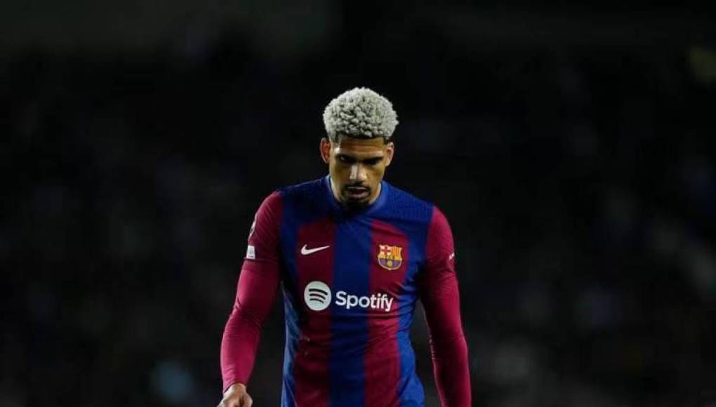 Para sorpresa de muchos, el nombre de Ronald Araújo también aparece como posible salida del Barcelona. En el cuadro culé meditan aceptar las ofertas por el uruguayo.