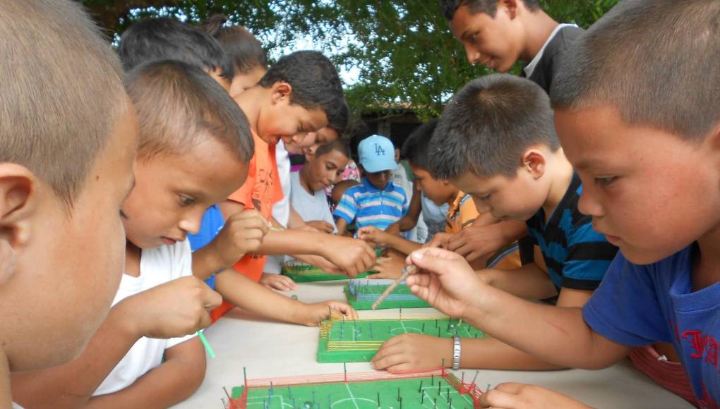 Y cómo no recordar el tradicional futbolito con canicas. 