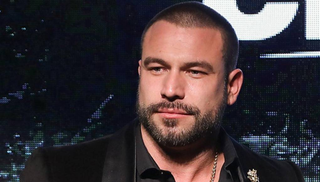 Hace un par de semanas, el actor de 47 años empezó a dar pistas de que algo estaba cambiando. Por ejemplo, hace poco lanzó un tema junto a los cantantes Tito Double P y Código FN, que mezcla el género regional mexicano con el rap.