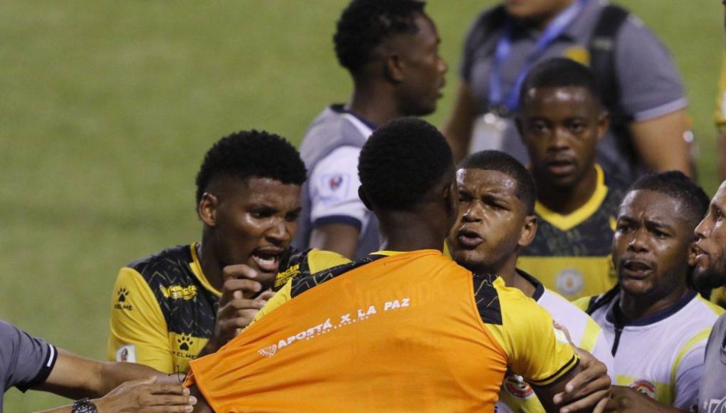 Daniel Carter fue uno de los que estaba molesto y tuvo que ser controlado por sus compañeros.