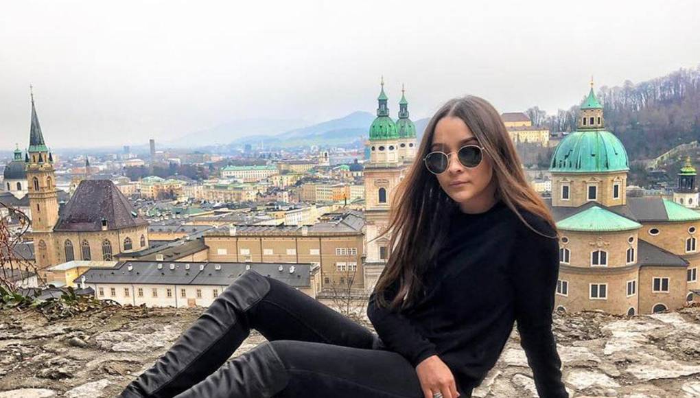 Ella nació en Sevilla, España, pero sus padres son de Honduras. Su gran pasión son los deportes y poco a poco se ha ido involucrando y ganando fama en las redes sociales.