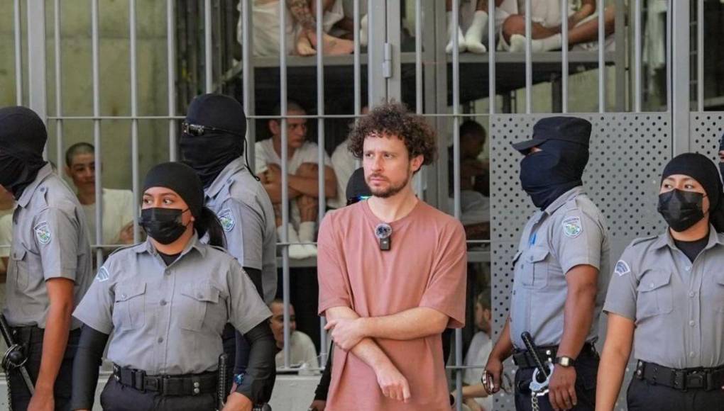 El joven youtober mexicano, Lusito Comunica, recientemente sorprendió en su canal de Youtube al mostrar interioridades de la cárcel de máxima seguridad de El Salvador. “Es una experiencia traumatizante”. 