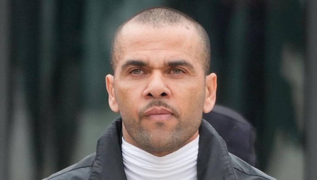 Dieron a conocer quién habría pagado la fianza de un millón de euros para que el futbolista brasileño Dani Alves quedara en libertad provisional tras pasar 14 meses en una cárcel de Barcelona por violar a una joven.