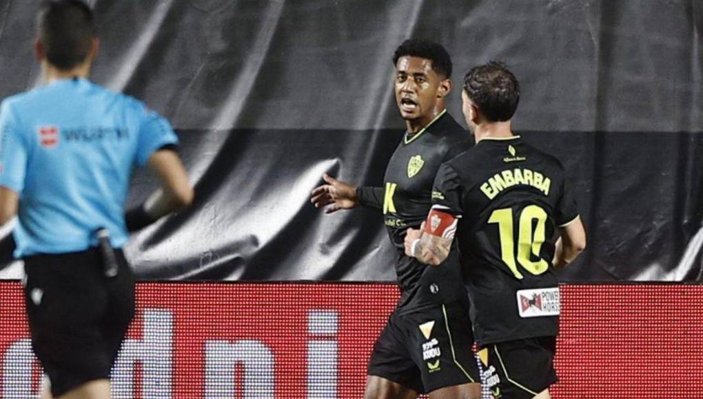 Choco Lozano le dio la victoria al Almería, club que ya descendió en España. Su anotación fue dedicada a una hermosa modelo hondureña. 