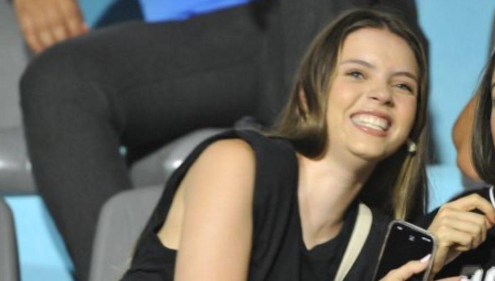 Cecilia García, reina de belleza de Honduras, es la novia de Auzmendi y lo fue a observar en el duelo Motagua vs Real España.