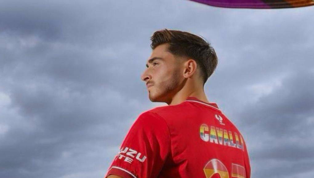 “Tu apoyo infinito ha significado mucho para mí. Me has proporcionado un espacio seguro en el futbol, uno que nunca en mis sueños pensé que podría ser posible, y me has animado a vivir cada día de mi vida auténticamente. Se sintió bien compartir este momento especial en el terreno de juego, donde todo empezó “ expresó Josh Cavallo.