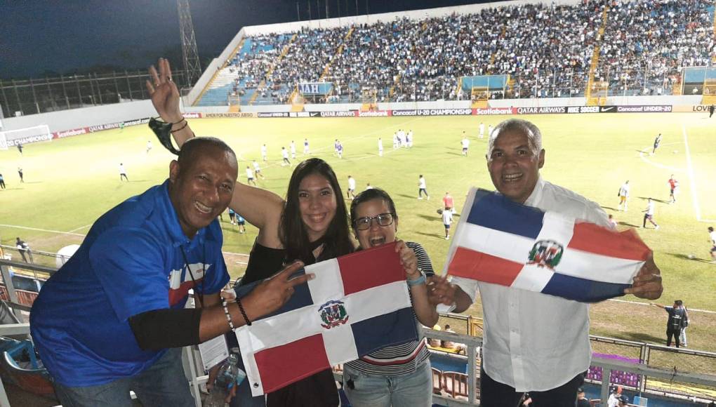 Locura de aficionados dominicanos en el Morazán