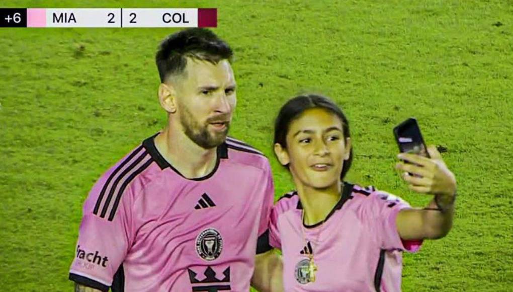 La joven se dio el lujo de tomarse una fotografía con el astro argentino Lionel Messi.