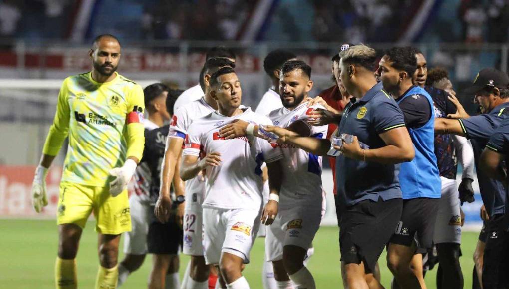 Edwin Rodríguez desató el enojo en la banca del Real España y el zafarrancho duró por unos minutos.