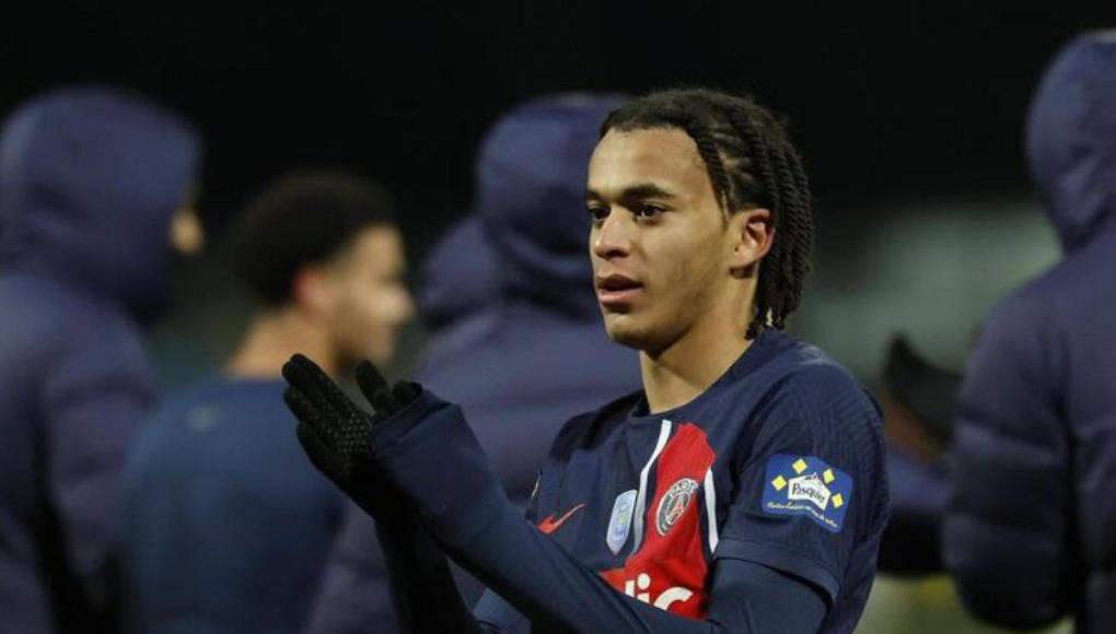 Durante la primera mitad del curso, Ethan Mbappé ha trabajado y disputado partidos como uno más en el vestuario del Parque de los Príncipes. Pero la marcha de su hermano lo cambia todo.