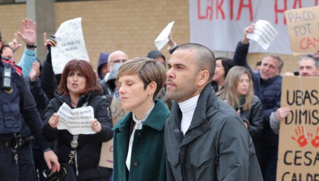 “Se declara bastante la fianza de un millón de euros (...) y en consecuencia se decreta la libertad” de <b>Alves</b>, señaló el tribunal en un auto.