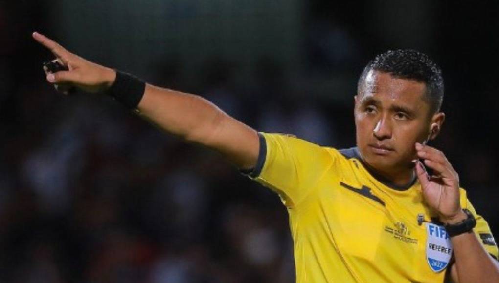 Además de pitar en Arabia Saudita y Emiratos Árabes Unidos, Iván Bartón fue nominado por la Federación Internacional de Historia y Estadísticas de Fútbol (IFFHS) como uno de los mejores árbitros del mundo.