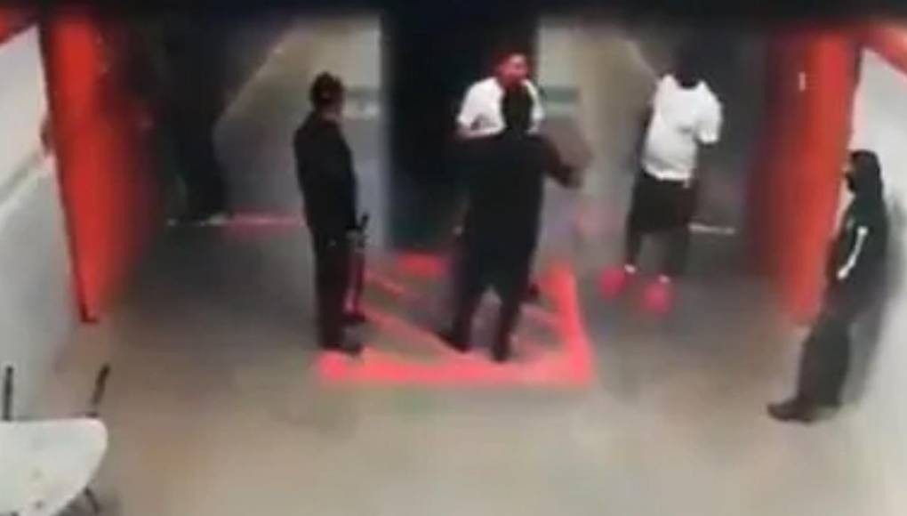 Magdaleno Meza Fúnez, autor de la narcolibretas que se han menciona en el juico de JOH, fue asesinado el 26 de octubre de 2019, mientras estaba platicando con un miembro de la policía del Instituto Nacional Penitenciario (INP), quien estaba acompañado por lo menos de tres uniformados más.