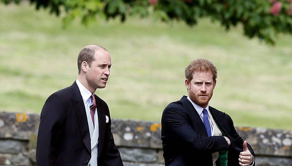Durante años sobre los príncipes Guillermo y Harry circuló la versión de que eran inseparables: dos hermanos unidos por la pérdida de su madre, una madre que les enseño el valor del amor y de la familia. Parecía que eran cómplices y aliados, los mejores amigos, sin embargo, desde el otoño de 2019 esa imagen idílica comenzó a desvanecerse. 