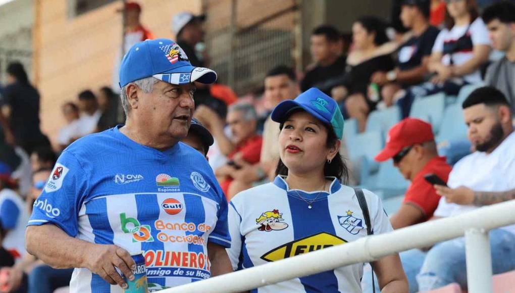 Un fiel aficionado del Victoria en el momento que llegaba acompañado al sector de silla.