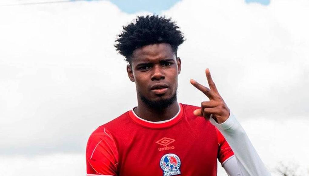 Maylor Núñez gana el pulso y será titular.