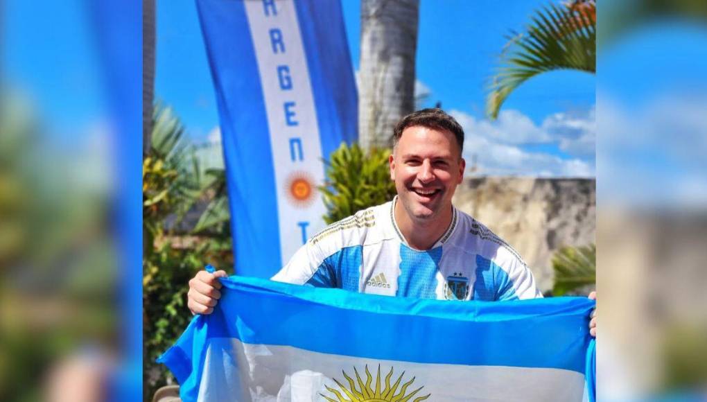 Es originario de Buenos Aires, Argentina, proveniente de la localidad de Florida en Vicente López, pero reside en Honduras desde 2019.