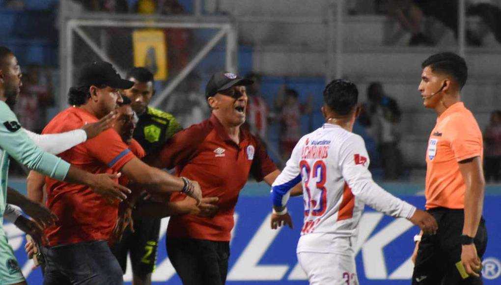 Pedro Troglio evidenció su enfado con el árbitro José Valladares luego de ser expulsado. 