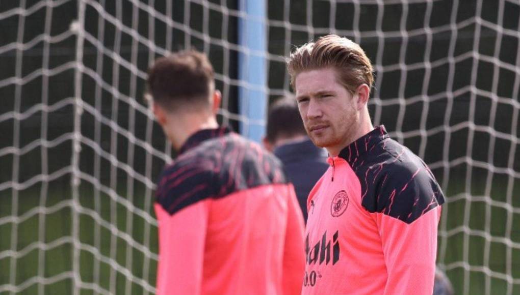 Kevin de Bruyne se perdió el partido a última hora ya que se enfermó al llegar al estadio. El volante belga comenzó a vomitar.