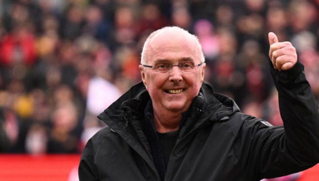 El sueco de 76 años, pisó sonriente el césped de Anfield, lleno de aficionados que levantaron las bufandas rojas para entonar el himno “You’ll Never Walk Alone” antes del pitido inicial. 