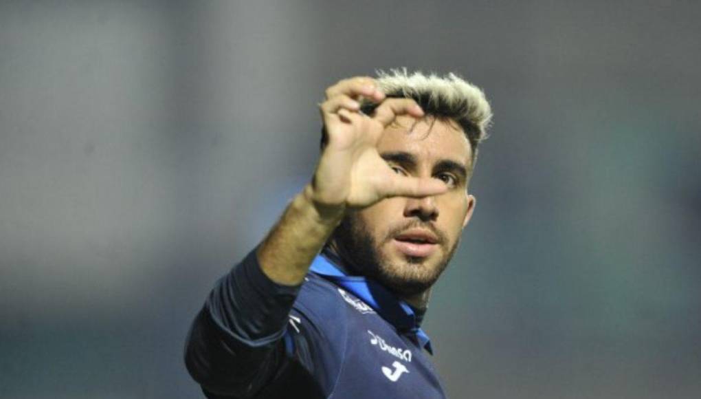 Auzmendi marcó y se lo dedicó a su novia Cecilia García que se encontraba en el sector de silla.