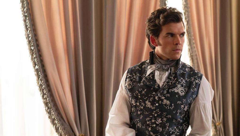 Newton creció en Shoreham-by-Sea, West Sussex. Desde temprana edad, mostró su pasión por las artes escénicas.Fue descubierto por un agente mientras actuaba en una producción local de Billy Elliot en Brighton.Se formó en la London School of Musical Theatre y comenzó su carrera en televisión y teatro.