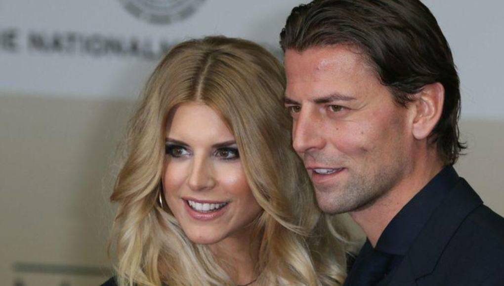 En noviembre de 2023, el exarquero de Borussia Dortmund, Roman Weidenfeller, se separó de su exesposa. Ahora la mujer está saliendo con un futbolista joven de la Bundesliga.