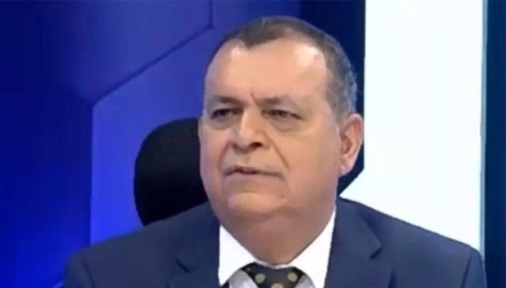 Orlando Ponce Morazán incursionó en el periodismo como locutor de música y de noticias cuando tenía 18 años de edad, en una radio local.