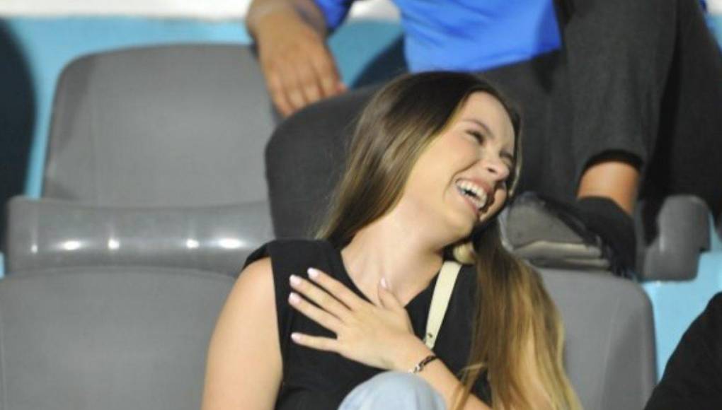 Cecilia fue captada emocionada tras el gol de Auzmendi en el Motagua vs Real España.