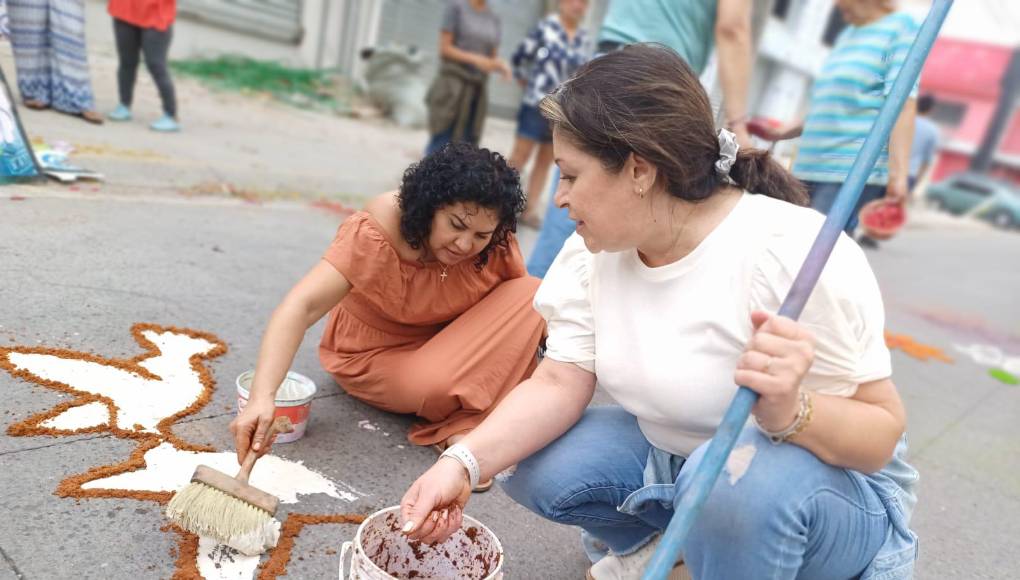 Miembros católicos delínean unas palomas; símbolo de la paz en el mundo.