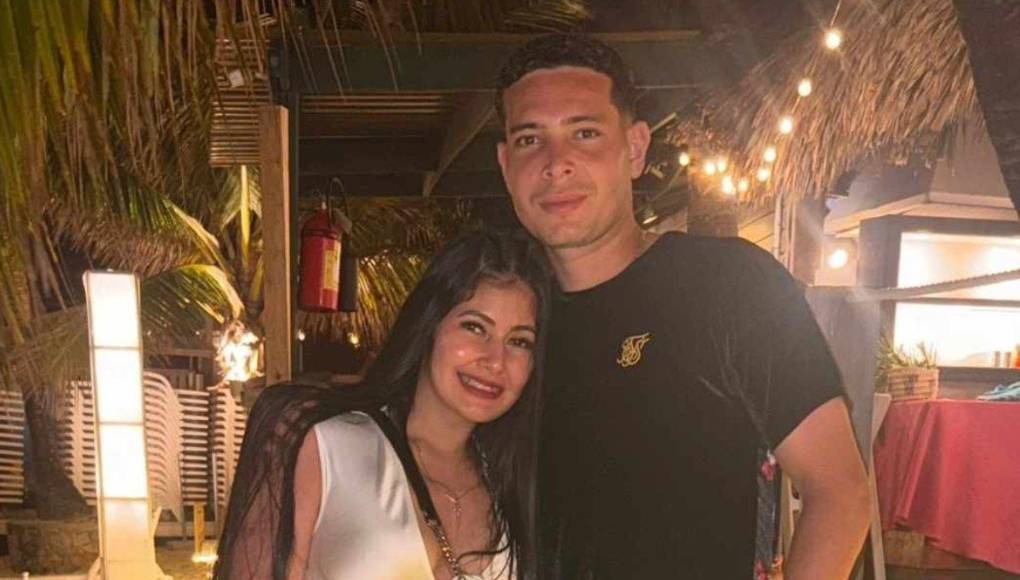 Jhow Benavídez: El volante del Real España la pasó en Roatán junto a su pareja sentimental Bella Siloet. 