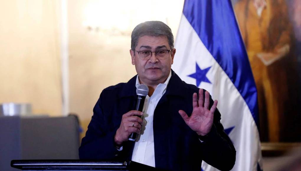 El expresidente de Honduras Juan Orlando Hernández, otrora aliado de Estados Unidos en la lucha contra el narcotráfico en Centroamérica, fue declarado culpable de importar cocaína a ese país y el uso de armas, lo que podría llevarle a pasar el resto de su vida en prisión.