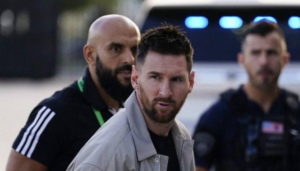 Messi fue uno de los que fue a reclamar al árbitro guatemalteco, pese a que vio la derrota de Inter Miami desde el palco del Chase Stadium. Cuando se cruzó con Fernando Ortiz, “intercambiaron algunas palabras altisonantes en los pasillos de la zona de los vestuarios del estadio“.