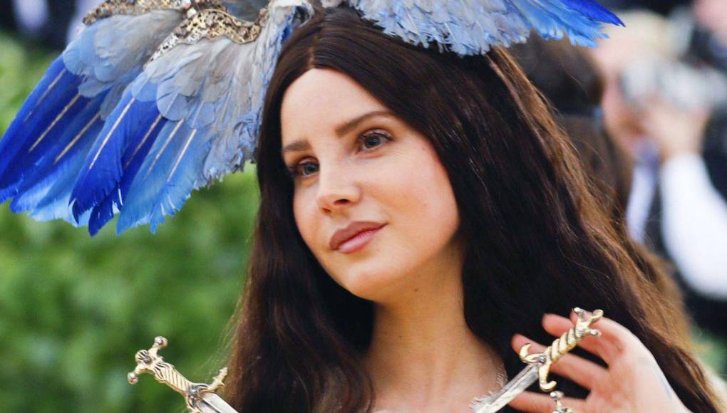 Pues bien, eso es porque la artista es toda una profesional que sabe tragarse sus sentimientos para poner al mal tiempo buena cara. Lana ha revelado ahora que el set se llevó a cabo sin la ayuda o asistencia de su habitual mánager de gira, Peter Abbott, que la abandonó sin razón alguna cuando quedaba solo un mes para uno de los eventos más importantes del año. 