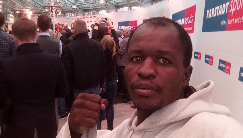 El 20 de noviembre del 2010 inició su carrera como profesional con 22 años. 