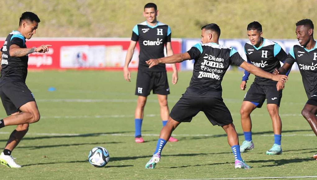 Andy Nájar junto a Edwin Rodríguez, Wesly Decas, Michael Chirinos y Edwin Maldonado.