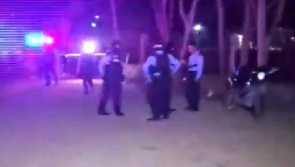 Testigos dijeron que varias personas llegaron la vivienda de la madre y su hijo y les dispararon.