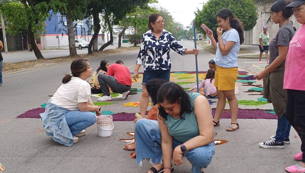 Feligresía católica con esmero y mucho arte realizaron varias de las alfombras mostradas en la avenida Junior de San Pedro Sula.