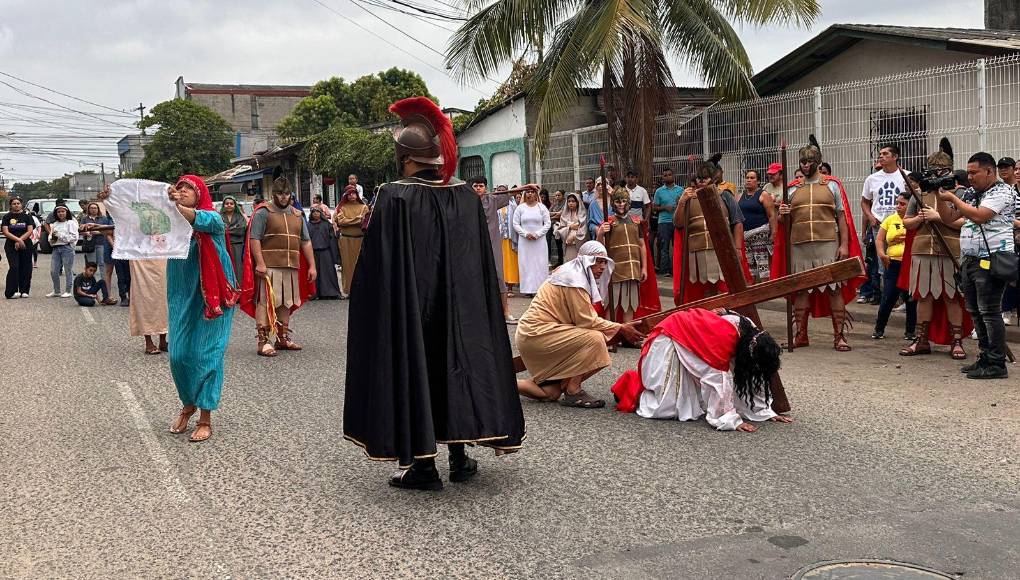 El grupo Nazareno recreó toda la vía dolorosa de Jesús, incluidas las mujeres que lloraban por él mientras los soldados romanos le daban latigazos.